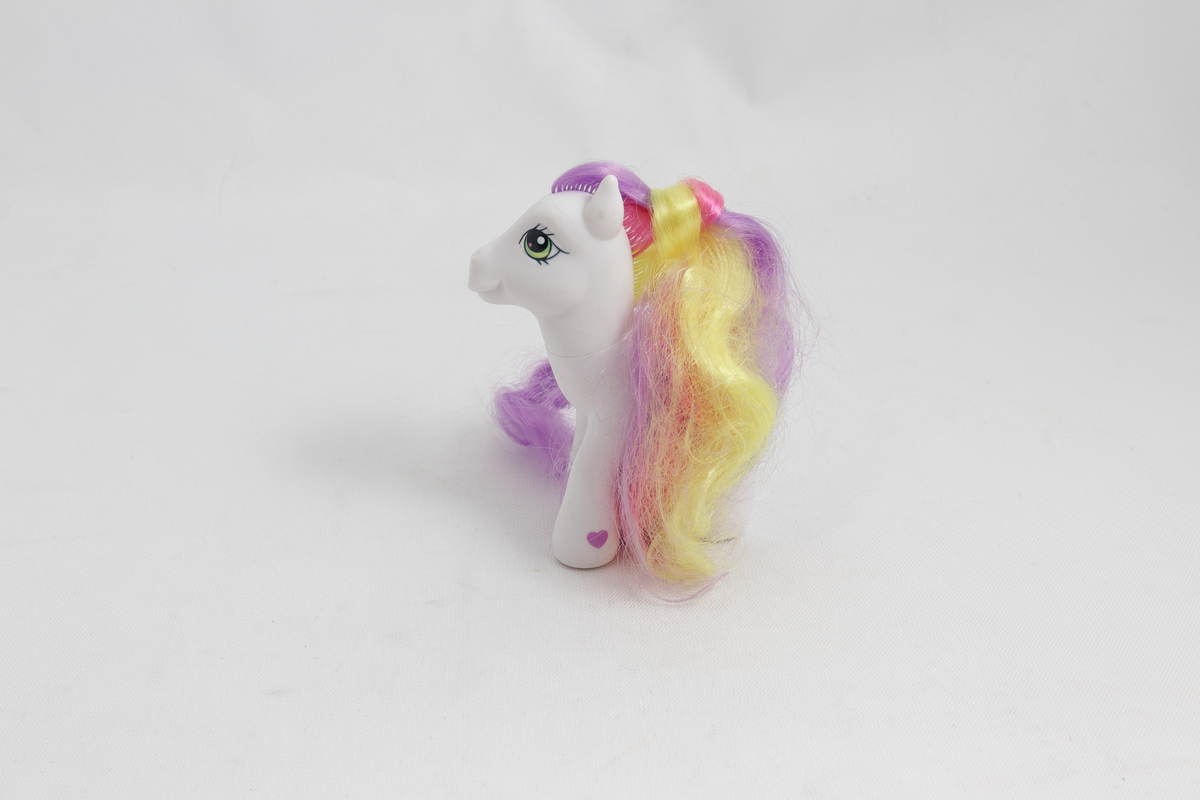Leke. Hvit lekehest med farget man (lilla, gult, rosa) og dekor. Av merket "My Little Pony".