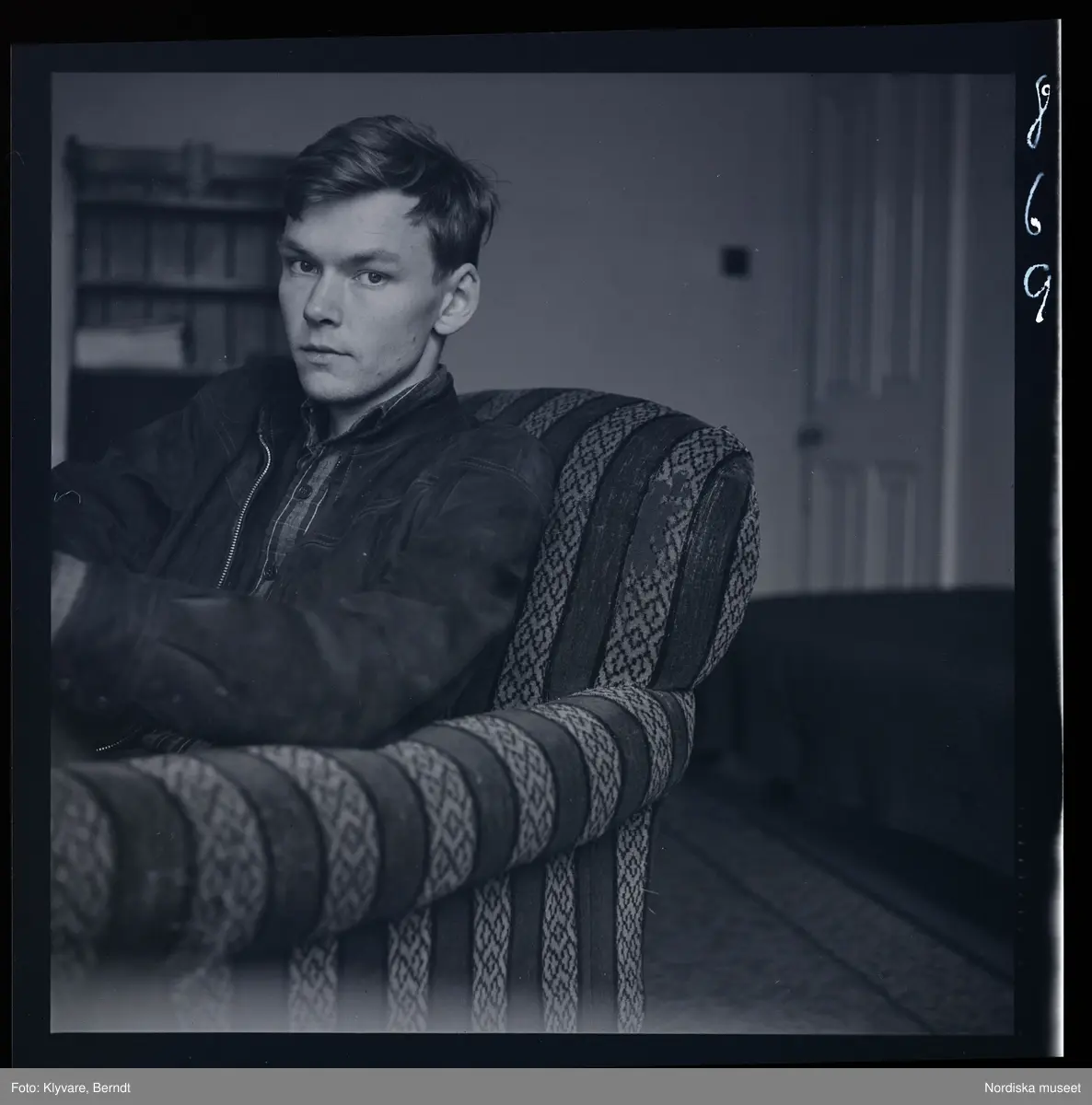 Berndt Klyvare 1929-2008 var en dokumentärfotograf och -filmare, med ett eget poetiskt bildspråk, som inspirerat och satt sin prägel på den svenska dokumentärfotografin. Åren 1954-63 verkade han som stillbildsfotograf, för att 1963-87 helt övergå till film. Efter 1987 arbetade han med båda medierna fram till sin död 2008.