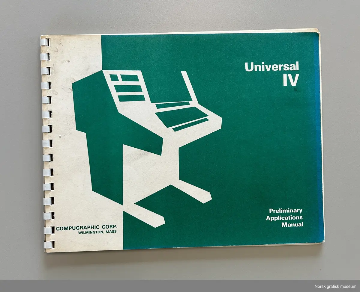 Bruksanvisning eller manual til Universrsal IV fra Compugraphic Corp.USA
Papirkatalog med plastspiral i ryggen. 