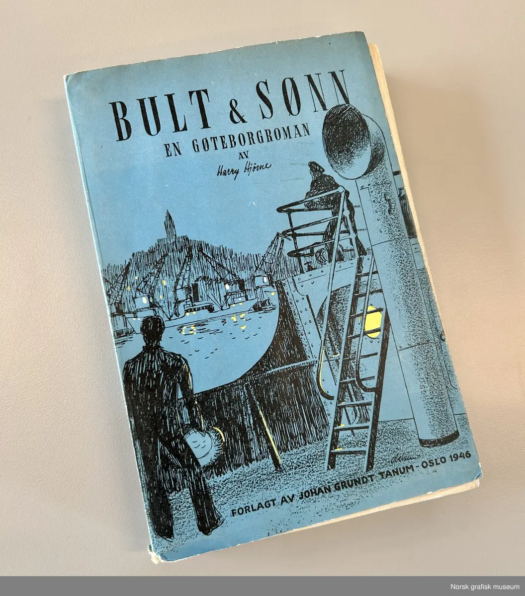 Bok med myk perm med tittelen "Bult & sønn. En Gøteborgroman" av Harry Hjørne. Utgitt i Oslo i 1946. Omslaget er blått med en illustrasjon i sort med gule detaljer. 
Boken har mykt pappomslag som er limt på. Dette har løsnet fra bokblokken.  