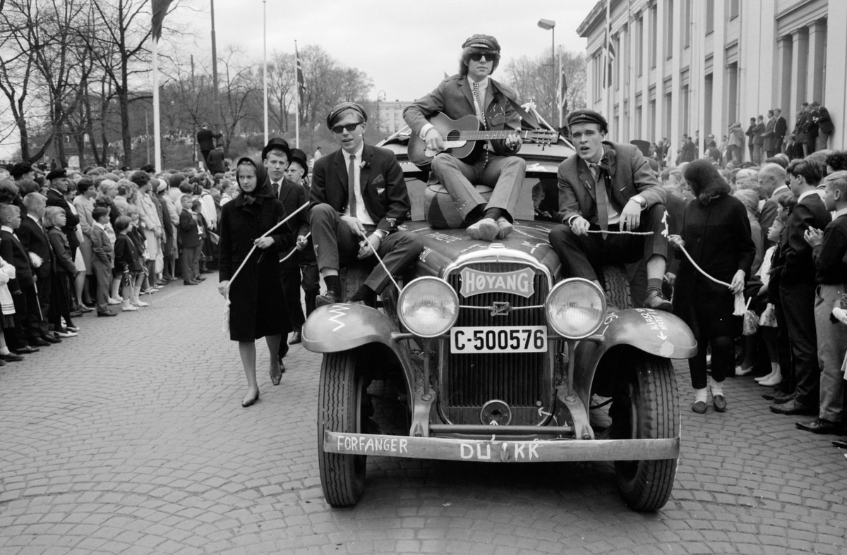 Ifølge tilbakemelding er bilen en Buick 1930-31 som russebil.