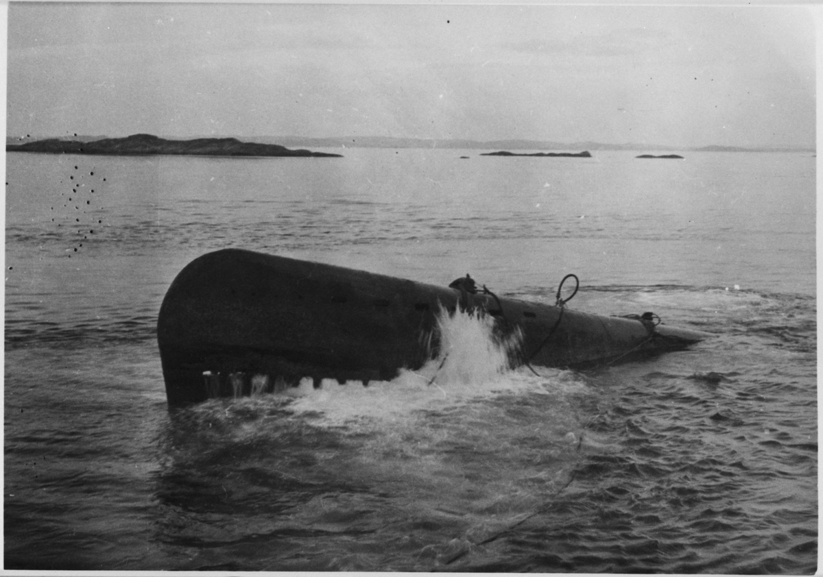 Akterstäven av den tyska ubåten U 3503 flyter upp till ytan under bärgningen.