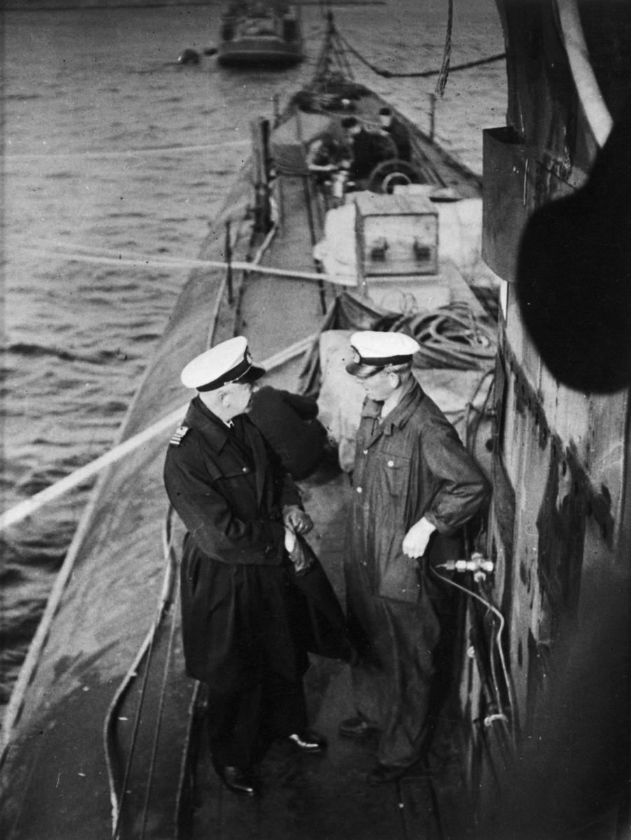 Bilden visar ITUV kommendör Weinberg i samspråk med bärgningsledaren mariningenjör Olov Sjöholm ("Sjöolle") ombord på Draken den 19/6 - 46.