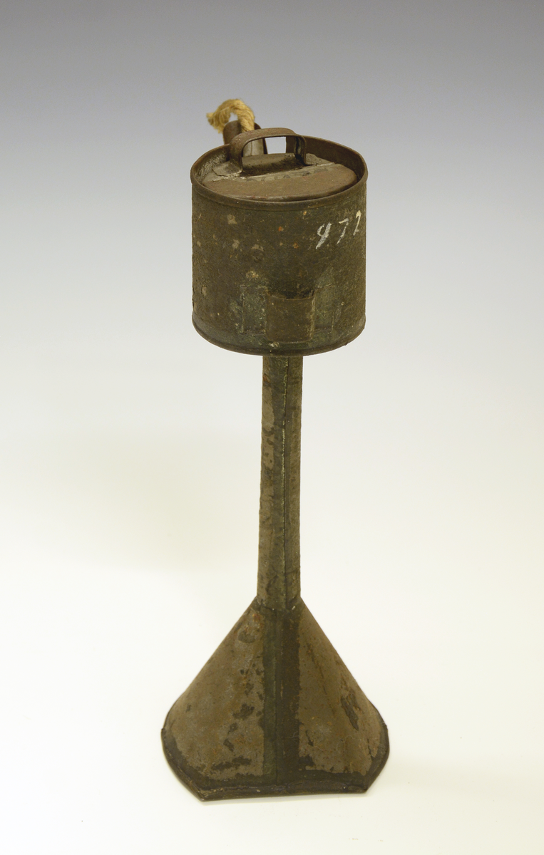 Tranlampe av blikk. Fra trykt katalog (1901): Haandlampe paa fod for kjøkkenbrug.