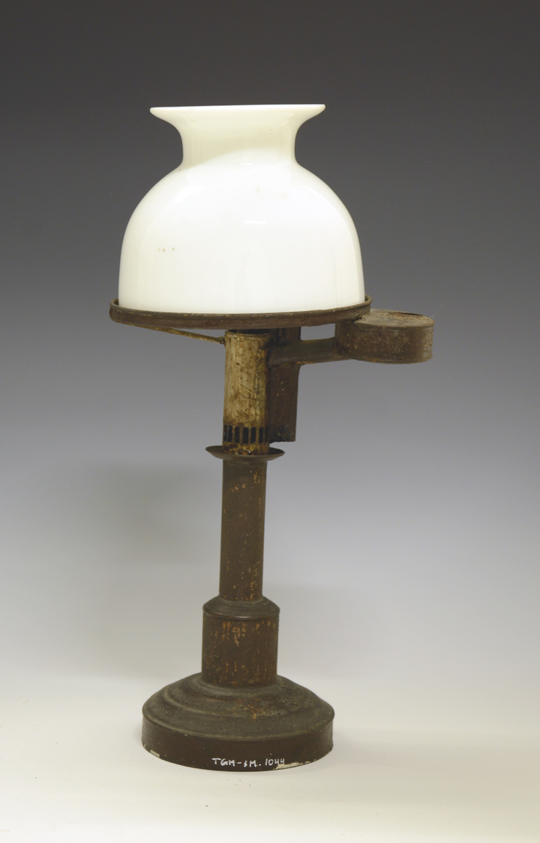 Oljelampe. Fra protokollen: Læselampe (tranlampe) med kuppel og glas (def.).