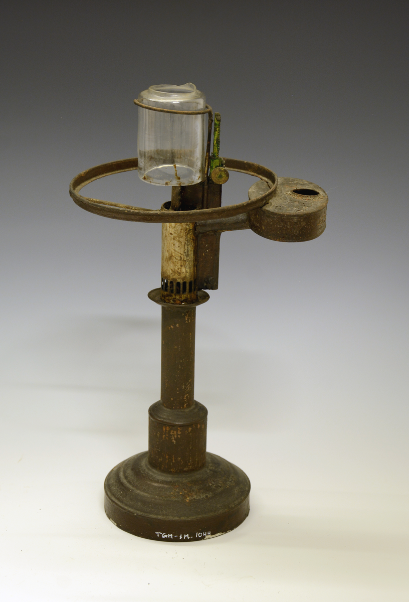 Oljelampe. Fra protokollen: Læselampe (tranlampe) med kuppel og glas (def.).