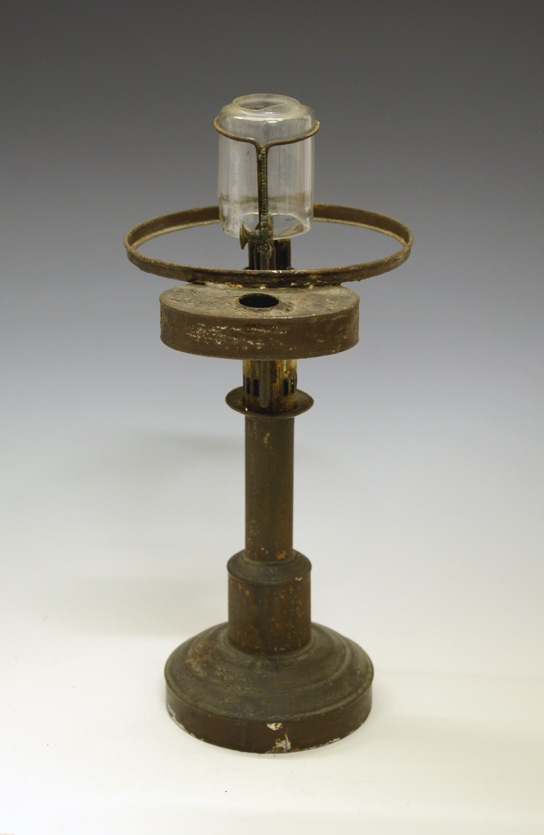 Oljelampe. Fra protokollen: Læselampe (tranlampe) med kuppel og glas (def.).