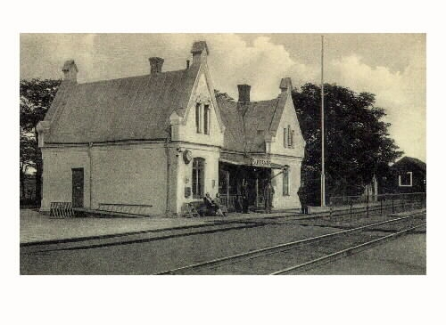 Järnvägsstationen Skreanäs söder om Falkenberg. Stationen låg längs Mellersta Hallands järnväg som invigdes 1886. 
Förlag: Nylander, Skreanäs