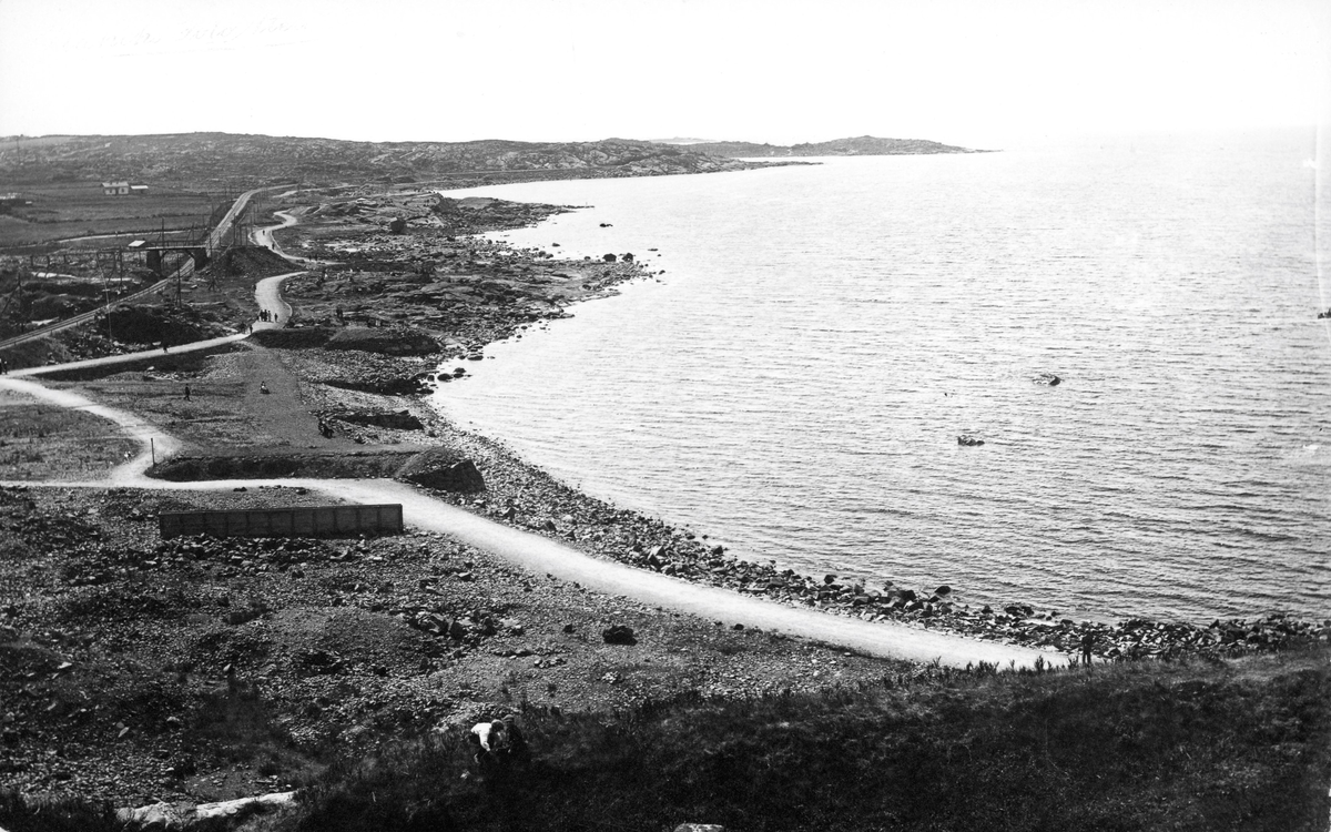 Strandvy. Utsikt söderut från fästningen över Strandpromenaden och kustlinjen. Till vänster går järnvägen med en bro över rälsen. Denna del av järnvägen togs ur bruk 1920. (Se även bildnr F2812.)