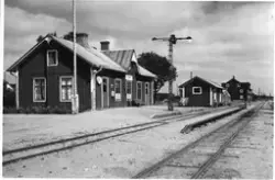 Vinbergs järnvägsstation och vy över banområdet med semafor.