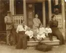 Familjeidyll från Taberg, min far och (mor på verandan) mina systrar Anna, Hilma, Maja, barnen Sixten, Gerda, Karl-Emil (enligt text skriven i albumet).