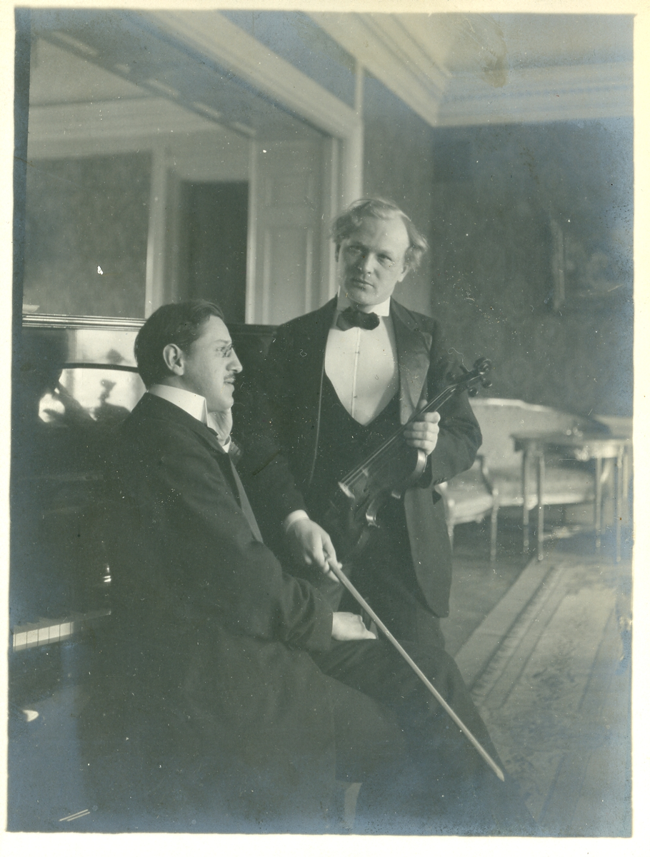 Foto på musiker som samtalar på Gillet (enligt text skriven i albumet).