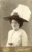 Foto av Olles enda kärlek o.s.v hatt och hår den tidens mode 1910 (enligt text skriven i albumet).