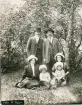 Foto av gamla bekanta  från Uppsala som sitter ute i grönskan (enligt text skriven i albumet)