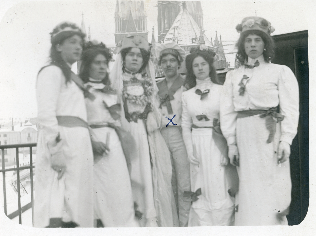 Foto av lucior Gillet i Uppsala 1910. Personen som är märkt med x är bror till Larsson i Linds färghandel Sandviken (enligt text skriven i albumet).