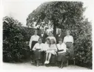 Foto av Inga bland servitriser och servitörer på Badhotellet Vaxholm 1922 (enligt text skriven i albumet).