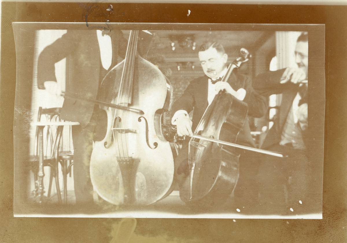 Foto av pappa som försöker ta en ton med andra musiker (enligt text skriven i albumet).