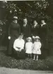 Foto av Hulda, Elsa, Anna-Lisa, Far o Mor, barnen Inga-Lill och Torborg(enligt text skriven i albumet).