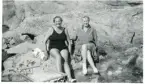 Foto av Tora och Hulda på Smögen 1947 (enligt text skriven i albumet).