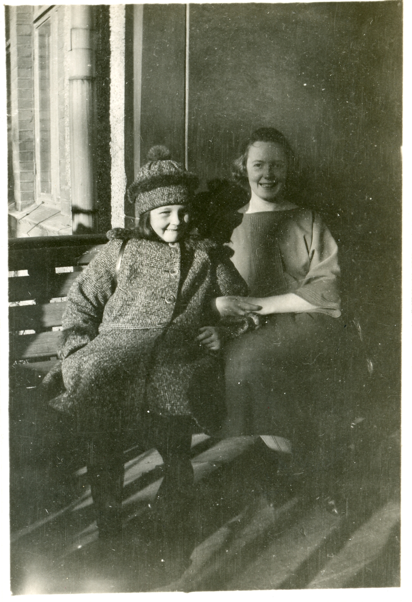 Foto av Margit och Inga-Lill (enligt text skriven i albumet).