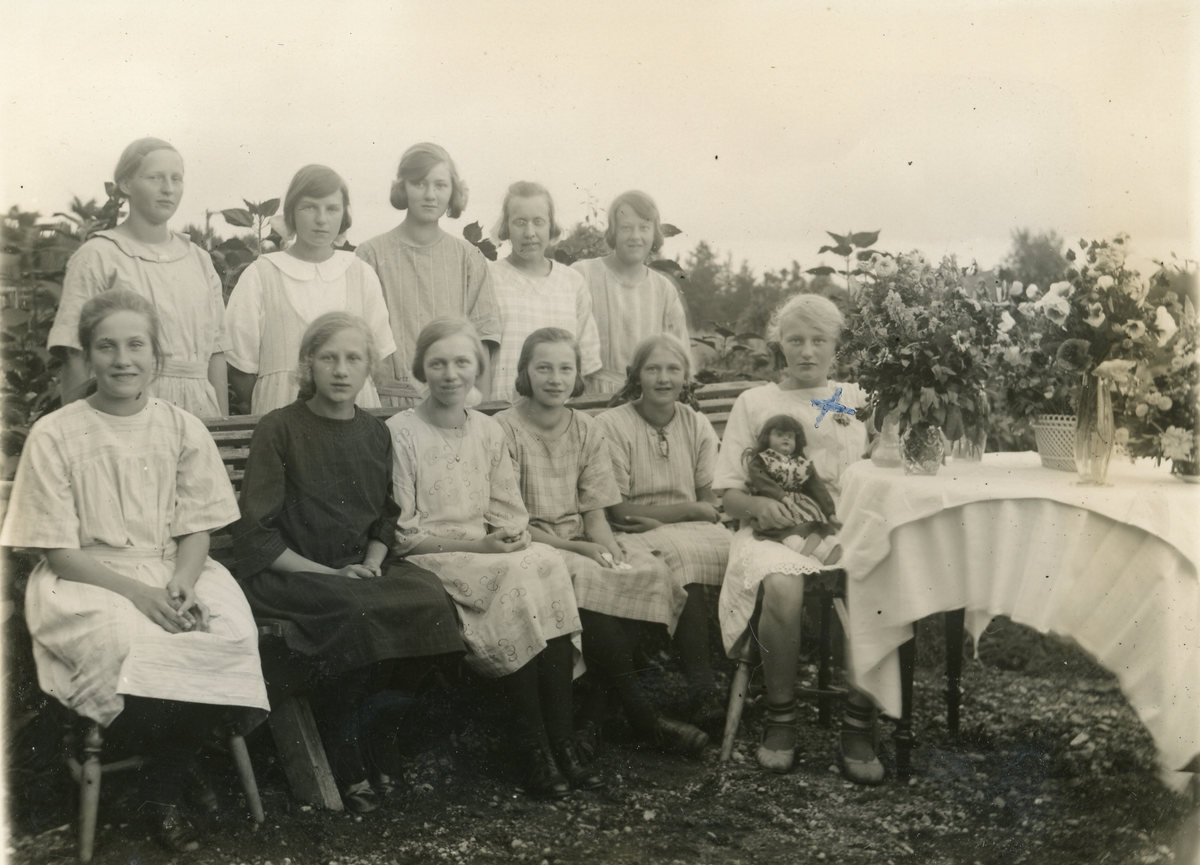 Foto av när Gerd Sjölander (märkt med ett x) har födelsedagsfest (enligt text skriven i albumet). Text på baksidan: "Till Inga från Gärd".