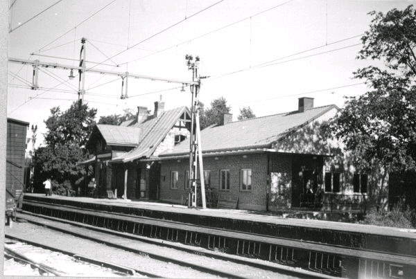 Okänd järnvägsstation sedd från spårområdet, möjligen Tofta station. Stationsbyggnaden har sannolikt byggts till med ett magasin. Bilden tillhör samlingen med fotokopior från Hallands Nyheter som är från 1930-1940-talen. meddela Meddela oss gärna om du vet vilken station det är!