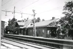 Okänd järnvägsstation sedd från spårområdet, möjligen Tofta station. Stationsbyggnaden har sannolikt byggts till med ett magasin. Bilden tillhör samlingen med fotokopior från Hallands Nyheter som är från 1930-1940-talen. meddela Meddela oss gärna om du vet vilken station det är!