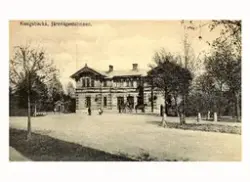 Vykort, "Kungsbacka, Järnvägsstationen". Stationshuset sett från Storgatan.