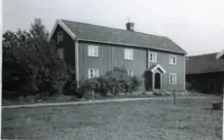 Mangårdsbyggnad nära stationen i Jörlanda.