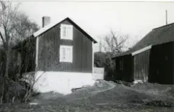 Stuga med uthus söder om Billdals station.