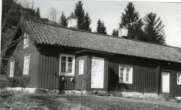 Gårdslänga i Anneberg, söder om stationen.