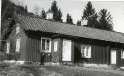 Gårdslänga i Anneberg, söder om stationen.