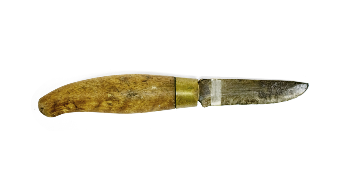Tollekniv med skaft av bjørkerot påsatt en messingholk.