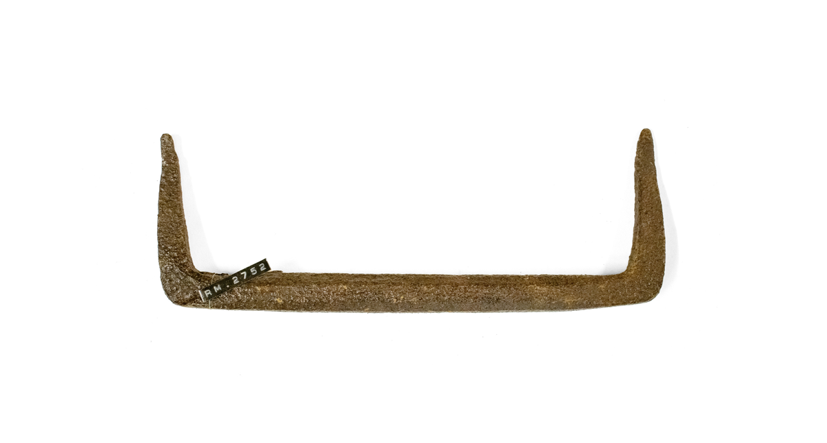 Av jern, smidd. Åttekantet snitt.