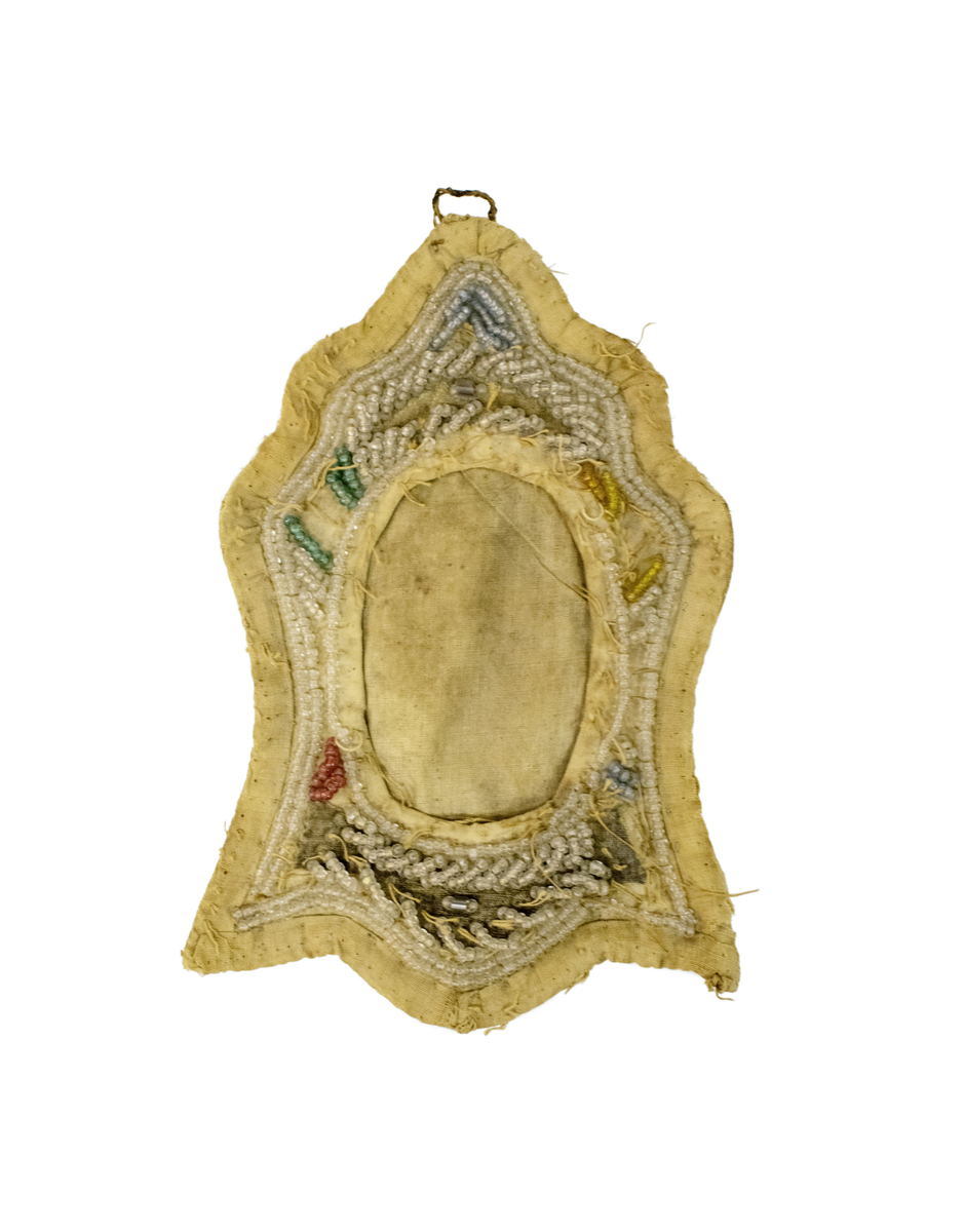 Perlebrodert fotoramme av tekstil.