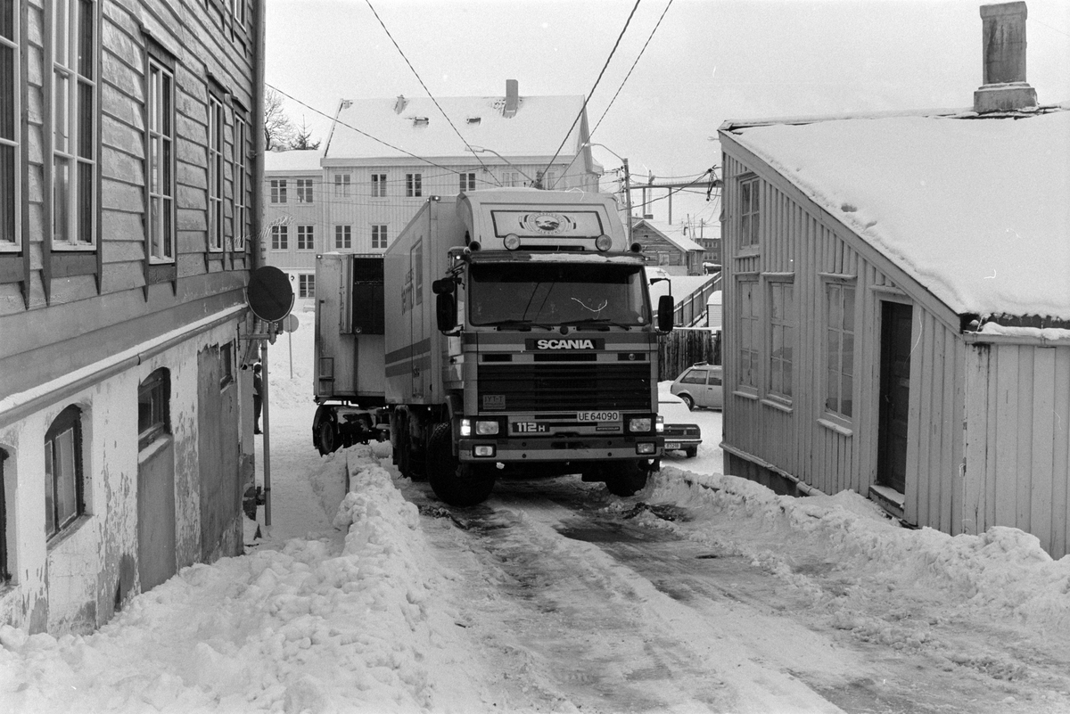 Tekst: "Beatebakken - en flaskehals. Hver vinter opplever vi at langtransporter på vei til Norfinn på Innlandet kjører seg fast i Beatebakken. I går morges skjedde det igjen. Fra klokken 8 og i et par timer framover sperret bilen fra Linjegods all annen trafikk. Folk fra Sjursvika på vei til jobb måtte ta beina fatt, og  enkelte var bekymret for hva som kan skje hvis det blir behov for ambulanse eller brannbil mens den eneste adkomstveien er sperret av en trailer full av fisk." Fra Nordmørsposten, 19. februar 1987. Journalist og fotograf er Jan Øivind Jensen.