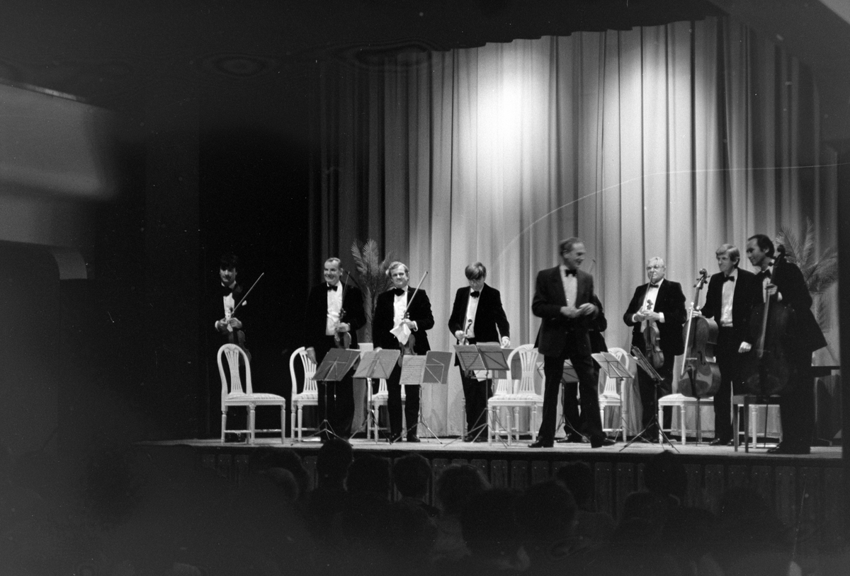 Academy of St. Martin-in-the-fields Chamber Ensemble og munnspillvirtuosen Tommy Reilly gjestet Kristiansund og bød på musikalsk samspill på meget høyt nivå. Fra Nordmørsposten, 20. september 1986. Fotograf er Jan Øivind Jensen.