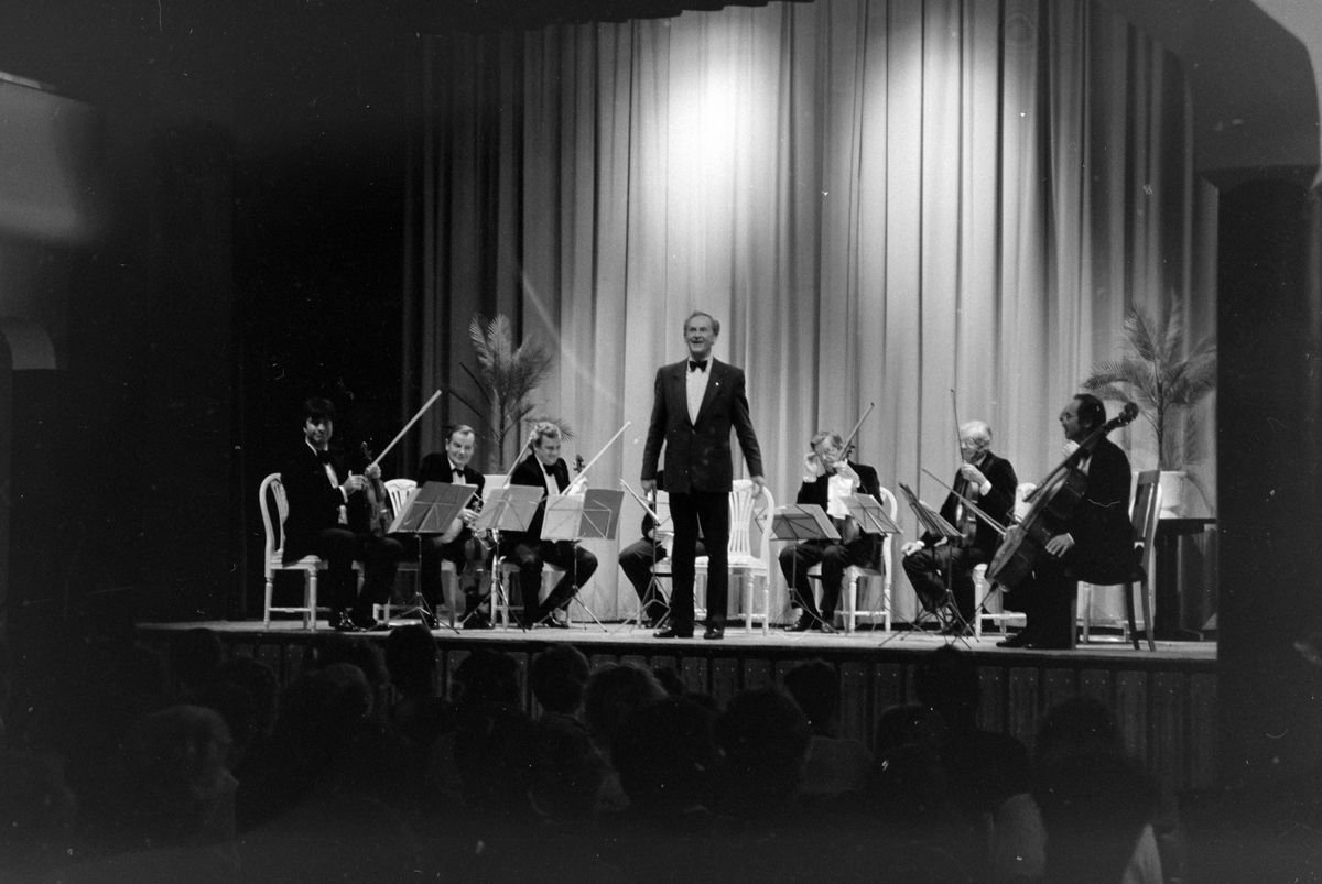 Academy of St. Martin-in-the-fields Chamber Ensemble og munnspillvirtuosen Tommy Reilly gjestet Kristiansund og bød på musikalsk samspill på meget høyt nivå. Fra Nordmørsposten, 20. september 1986. Fotograf er Jan Øivind Jensen.