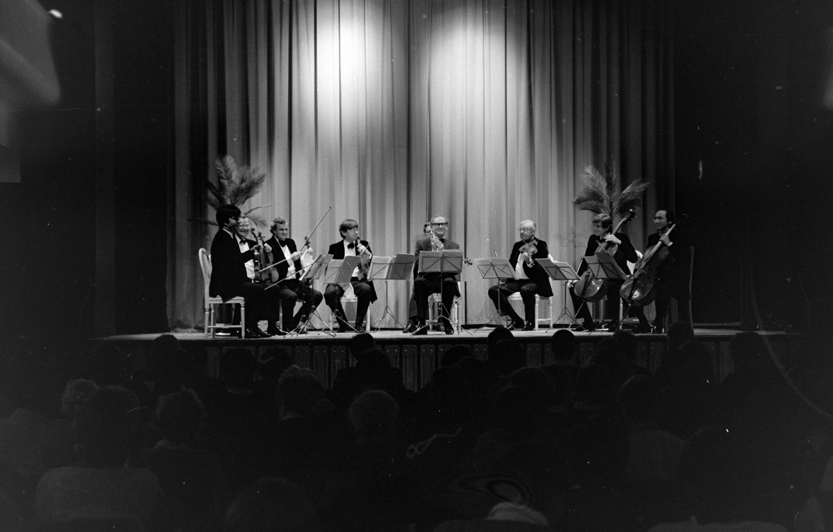 Academy of St. Martin-in-the-fields Chamber Ensemble og munnspillvirtuosen Tommy Reilly gjestet Kristiansund og bød på musikalsk samspill på meget høyt nivå. Fra Nordmørsposten, 20. september 1986. Fotograf er Jan Øivind Jensen.