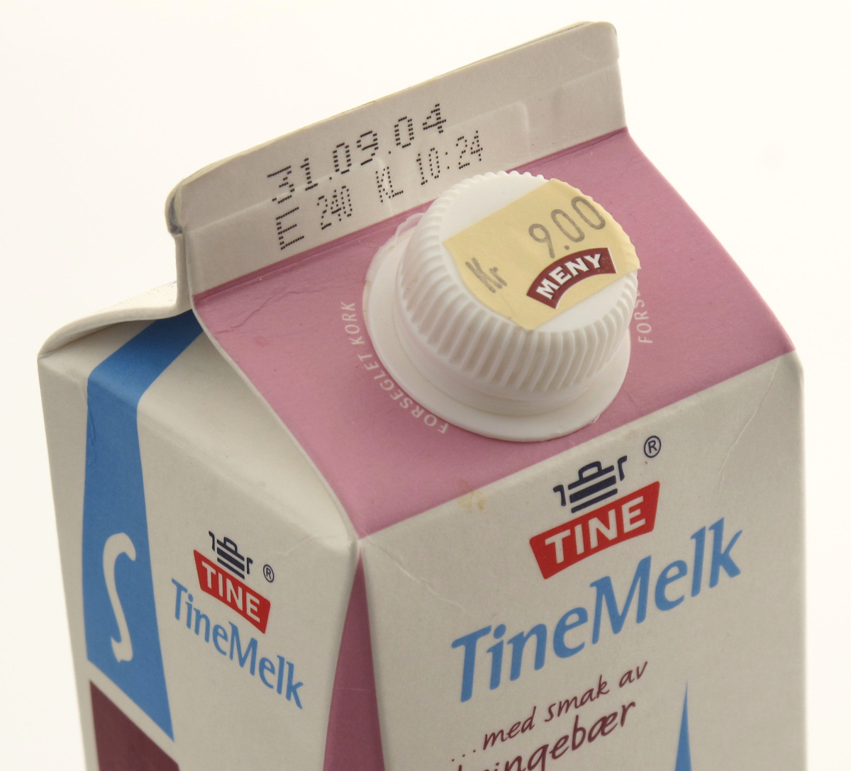 Kartong til melk, mønetype, volum 950 ml. Design årgang 2004. En hjørnekant er elegant avskrådd, designen kalles Pure Pak Diamond. Flerfargetrykk. Pastellfarger  a la kaffe latte. Produsert for Tine.  Varedeklarasjonsfelt med opplysninger om næringsinnhold og oppbevaring, varemerke, strekkode og godt-norsk merke.