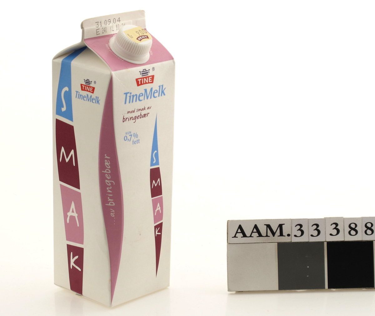 Kartong til melk, mønetype, volum 950 ml. Design årgang 2004. En hjørnekant er elegant avskrådd, designen kalles Pure Pak Diamond. Flerfargetrykk. Pastellfarger  a la kaffe latte. Produsert for Tine.  Varedeklarasjonsfelt med opplysninger om næringsinnhold og oppbevaring, varemerke, strekkode og godt-norsk merke.