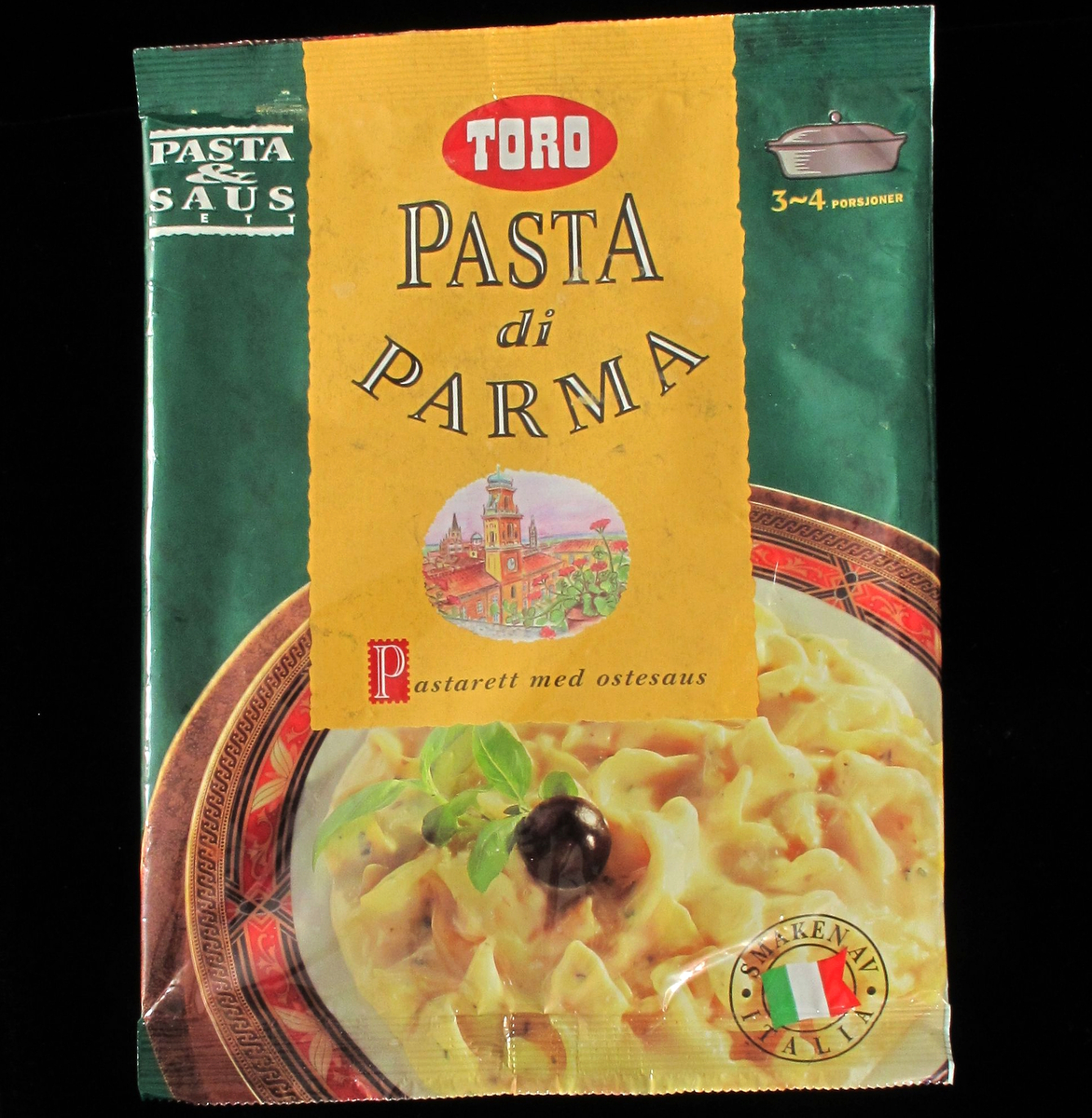 Tallerken med pasta og saus med basilikumblader og oliven