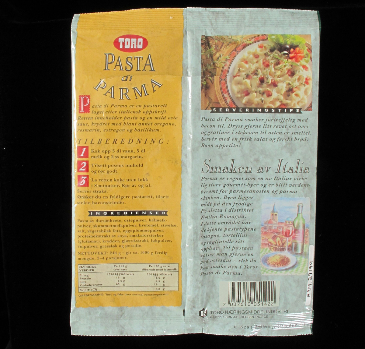 Tallerken med pasta og saus med basilikumblader og oliven