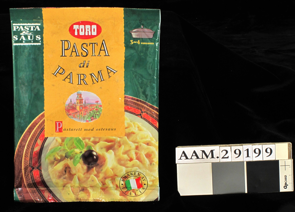 Tallerken med pasta og saus med basilikumblader og oliven