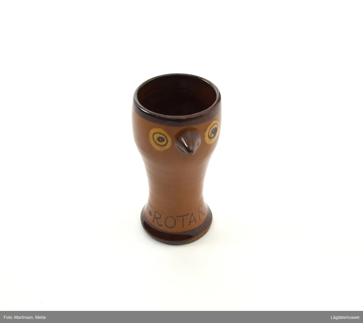 Liten vase formet som en fugl. 