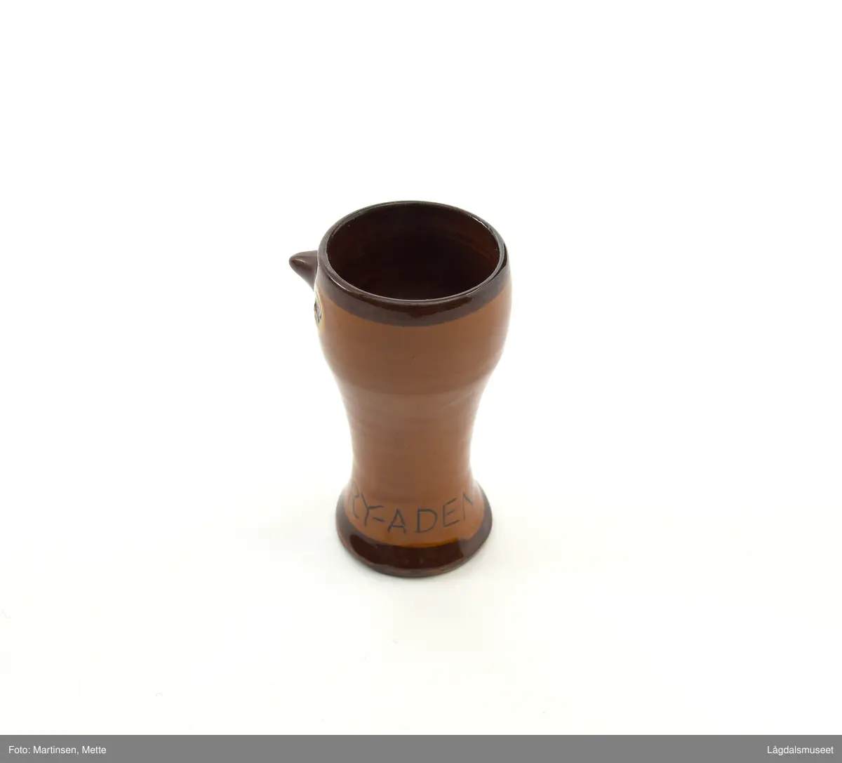 Liten vase formet som en fugl. 