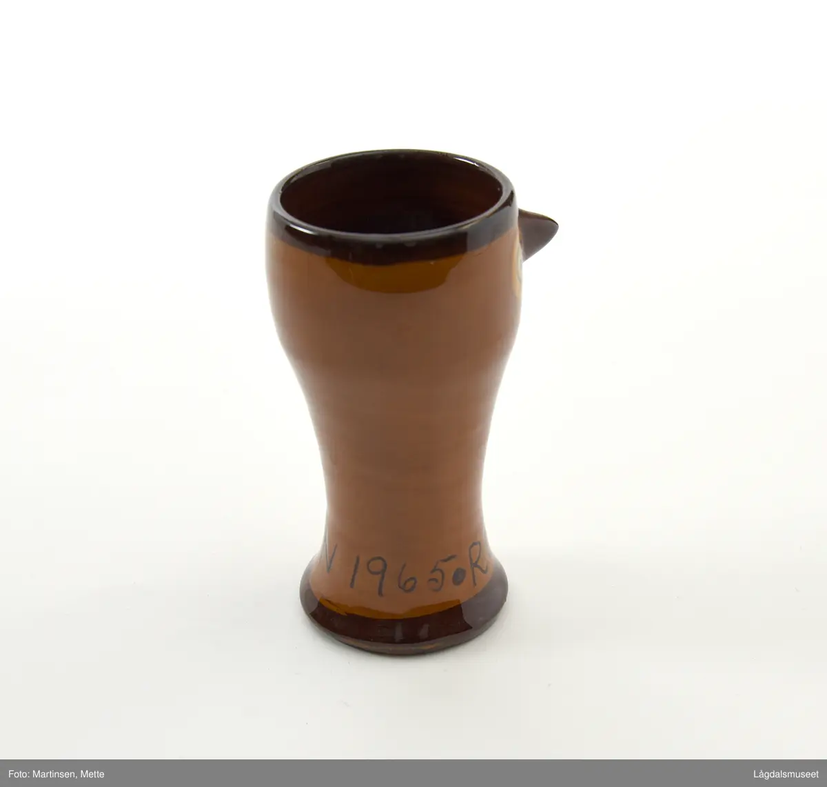 Liten vase formet som en fugl. 
