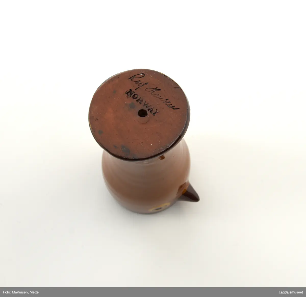 Liten vase formet som en fugl. 