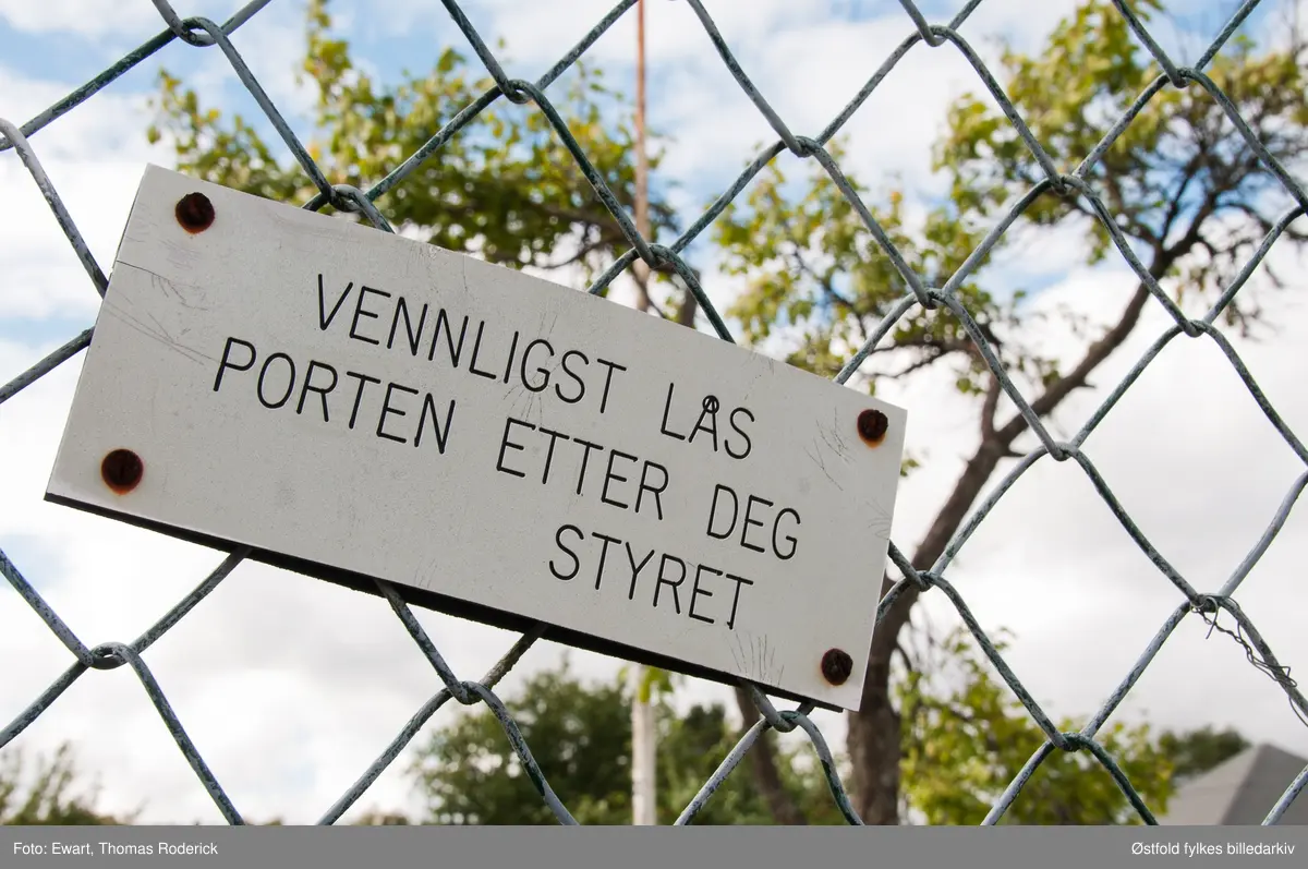 Borregaards kolonihage, Opsund i Sarpsborg 2012.

Det var i 1925 at Ellen Wessel, kona til generaldirektøren ved Borregaard, tok initiativ til å anlegge kolonihage på Opsund i Sarpsborg. Kolonihagehyttene skulle være for Borregaards ansatte. Borregaard leide ut tomt, og ga gjerde rundt eiendommen, samt anla veier og vannledning. Det ble bygd 29 hytter på området som var 11 mål stort.  1928 var alle hyttene ferdigbygd. Hyttene hadde to størrelser, 11 og 14 km2, de største var for funksjonærer og de minste for arbeidere. Hver parsell var på 240 km2. 