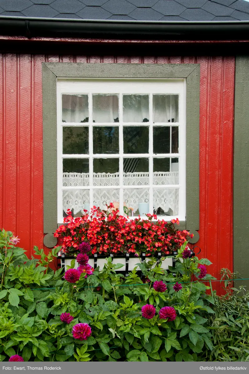 Borregaards kolonihage, Opsund i Sarpsborg 2012.

Det var i 1925 at Ellen Wessel, kona til generaldirektøren ved Borregaard, tok initiativ til å anlegge kolonihage på Opsund i Sarpsborg. Kolonihagehyttene skulle være for Borregaards ansatte. Borregaard leide ut tomt, og ga gjerde rundt eiendommen, samt anla veier og vannledning. Det ble bygd 29 hytter på området som var 11 mål stort.  1928 var alle hyttene ferdigbygd. Hyttene hadde to størrelser, 11 og 14 km2, de største var for funksjonærer og de minste for arbeidere. Hver parsell var på 240 km2. 